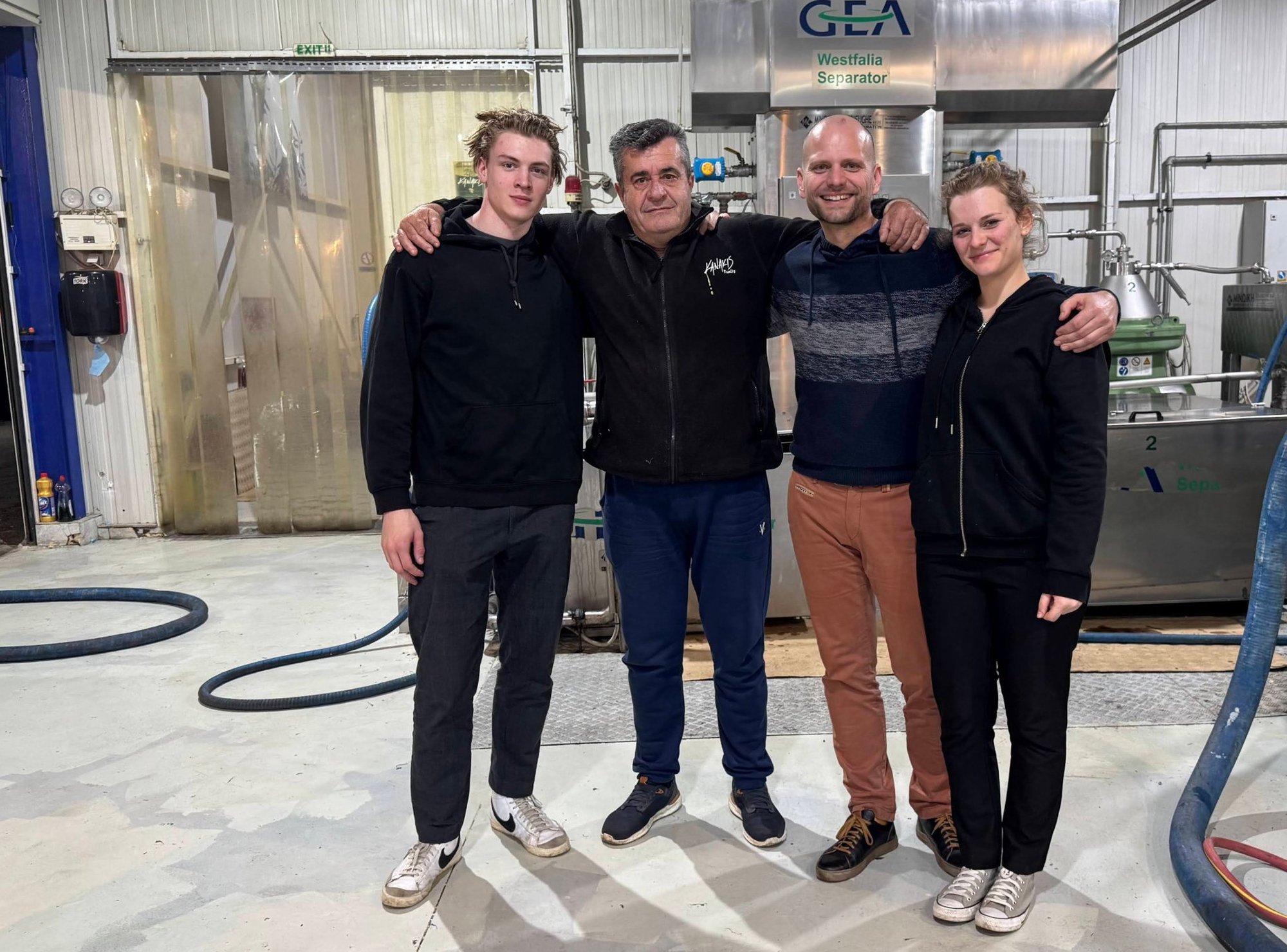 Stasiek z GreekBox, Ilias Kanakis - właściciel tłoczni, Krzysiek i Zosia z GreekBox w tłoczni oliwy Kanakis Family w Grecji